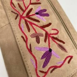 Gloednieuw 𧨠Merkloos Dames Polstas Suède Leer - Bruine Damestas Met Handgeborduurd Bloemenpatroon In Paars - Riemtasje π 10 Gloednieuw 𧨠Merkloos Dames Polstas Suède Leer - Bruine Damestas Met Handgeborduurd Bloemenpatroon In Paars - Riemtasje π -Tassen-Dames Winkel 546x840 2