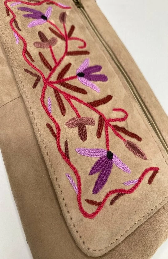 Gloednieuw 𧨠Merkloos Dames Polstas Suède Leer - Bruine Damestas Met Handgeborduurd Bloemenpatroon In Paars - Riemtasje π 6 Gloednieuw 𧨠Merkloos Dames Polstas Suède Leer - Bruine Damestas Met Handgeborduurd Bloemenpatroon In Paars - Riemtasje π - Afbeelding 4
