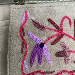 Gloednieuw 𧨠Merkloos Dames Polstas Suède Leer - Bruine Damestas Met Handgeborduurd Bloemenpatroon In Paars - Riemtasje π 11 Gloednieuw 𧨠Merkloos Dames Polstas Suède Leer - Bruine Damestas Met Handgeborduurd Bloemenpatroon In Paars - Riemtasje π -Tassen-Dames Winkel 546x840 3