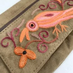 Beste Verkoop ✨ Merkloos Dames Polstas Suède Leer - Bruine Damestas Met Handgeborduurd Bloemenpatroon In Oranje - Riemtasje 🌟 -Tassen-Dames Winkel 546x840 6