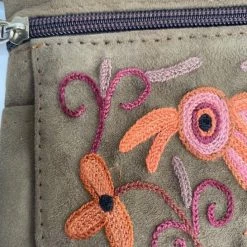 Beste Verkoop ✨ Merkloos Dames Polstas Suède Leer - Bruine Damestas Met Handgeborduurd Bloemenpatroon In Oranje - Riemtasje 🌟 -Tassen-Dames Winkel 546x840 7