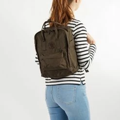 Korting ✔️ Fjallraven Fjällräven Re-Kånken Unisex Rugzak - Dark Olive 🌟 26 Korting ✔️ Fjallraven Fjällräven Re-Kånken Unisex Rugzak - Dark Olive 🌟 -Tassen-Dames Winkel 550x550 56