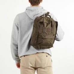 Korting ✔️ Fjallraven Fjällräven Re-Kånken Unisex Rugzak - Dark Olive 🌟 27 Korting ✔️ Fjallraven Fjällräven Re-Kånken Unisex Rugzak - Dark Olive 🌟 -Tassen-Dames Winkel 550x550 57
