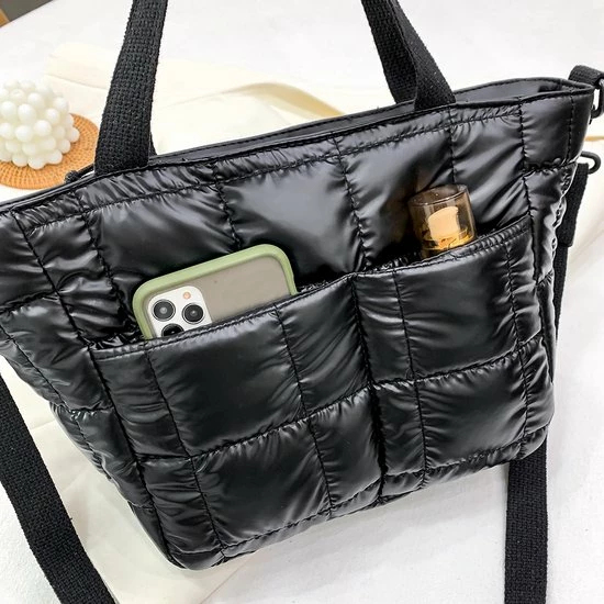 Promo βοΈ Puffer Schoudertas - Goud | Crossbody / Handtas | 38 X 23 X 13 Cm | Polyester | Fashion Favorite π― 6 Promo βοΈ Puffer Schoudertas - Goud | Crossbody / Handtas | 38 X 23 X 13 Cm | Polyester | Fashion Favorite π― - Afbeelding 4