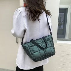 Hete verkoop 👍 Puffer Schoudertas - Groen | Crossbody / Handtas | 38 X 23 X 13 Cm | Polyester | Fashion Favorite 🛒 -Tassen-Dames Winkel 550x550 985