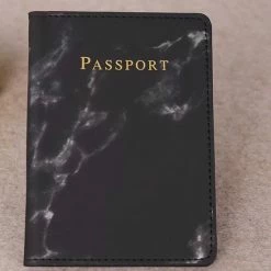 Beste Pirce 🤩 Akyol Paspoorthouder-Paspoort Hoesje - Cover - Mapje - Paspoort Tasje- Zwarte Paspoorthoes- Zwarte Paspoort Hoesje - Zwarte Look Paspoort Hoes - Paspoort Van Zwarte Look - Vakantie - Spatwaterdicht Paspoorthoes - Paspoort Organizer - Reisetui - Reizen 🥰