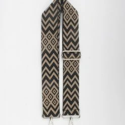 Korting ⌛ Accessories Junkie Amsterdam Rosanna Bagstrap- Schouder Band- Tassen Riem- Verstelbaar- Tassen Hengsel- Cadeau Voor Haar- Trendy- Bohemian- Dames- Boho- -Chic- Zilverkleurig- Polyester- Geografische Print- 5cm- 135cm- Zwartr/taupe 🤩